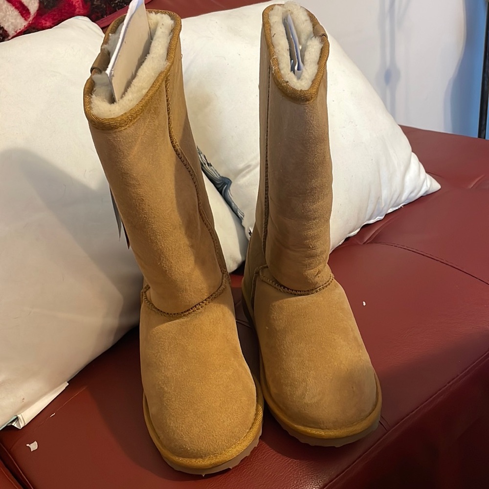 EMU hi booties. Listing for less as there’s a scratch as seen in photos